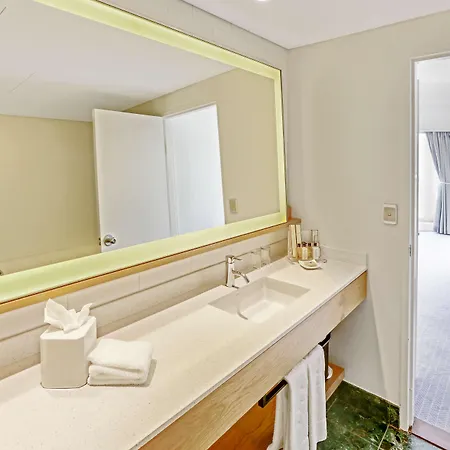 Shangri-La The Marina, Cairns Exterior photo Bathroom