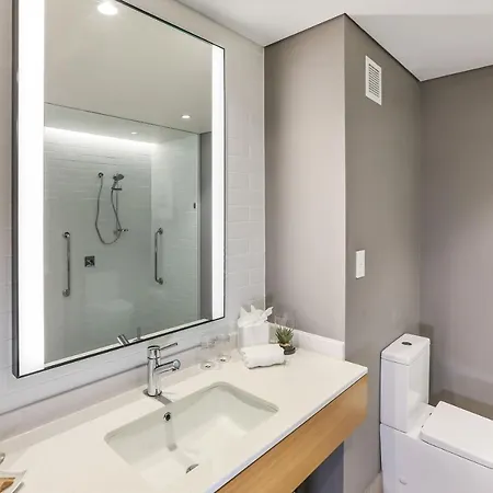Shangri-La The Marina, Cairns Exterior photo Bathroom